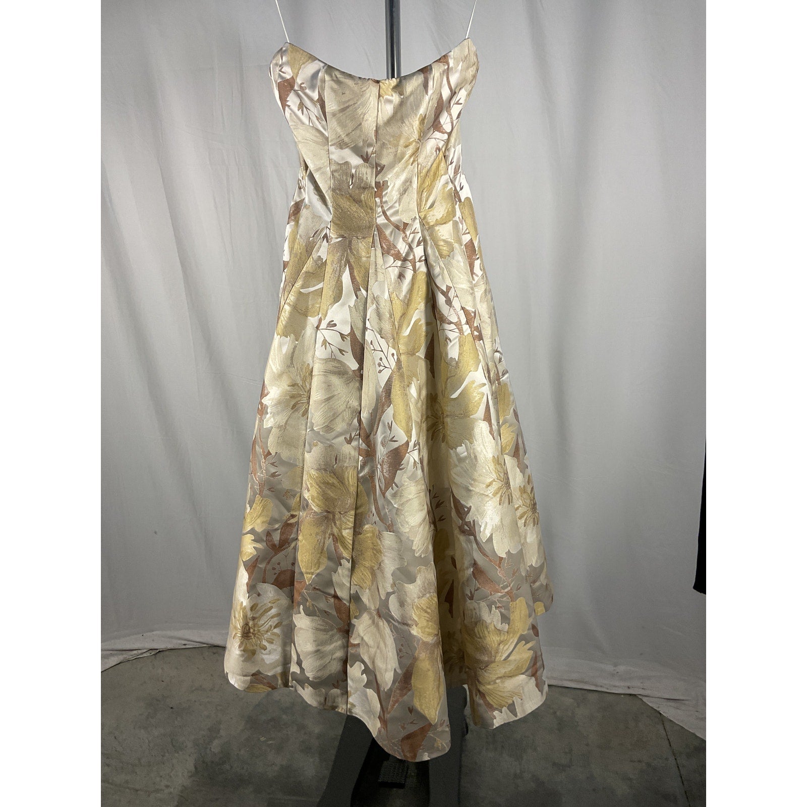 Markarian Floral Metallic White Polyester Gown Size 2 - NWT
