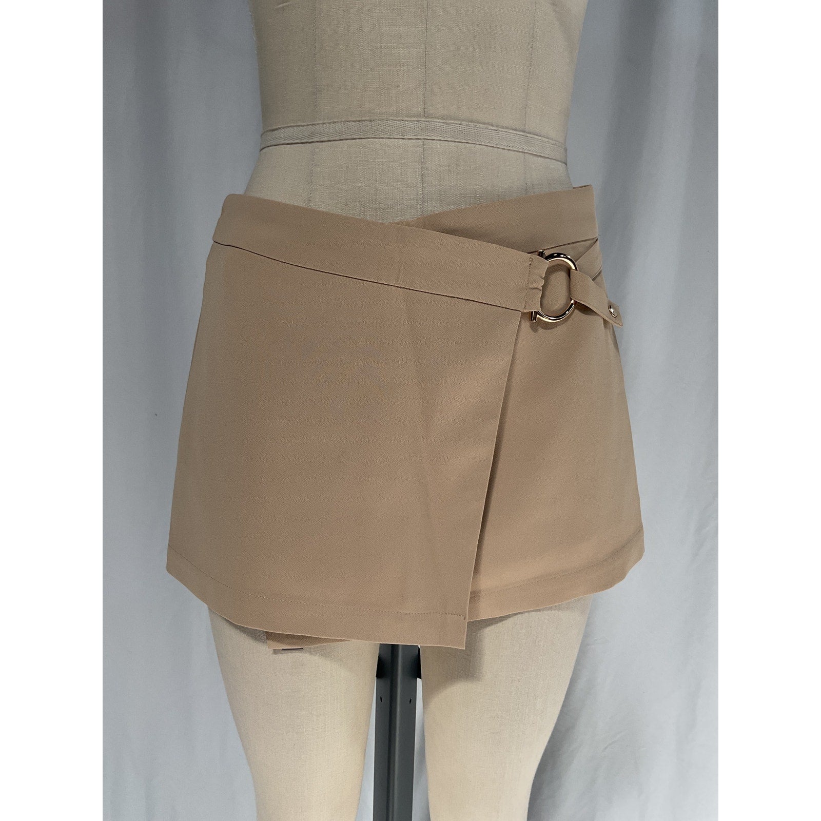 L'Academie 'Lais' Tan Crepe Skort Size S