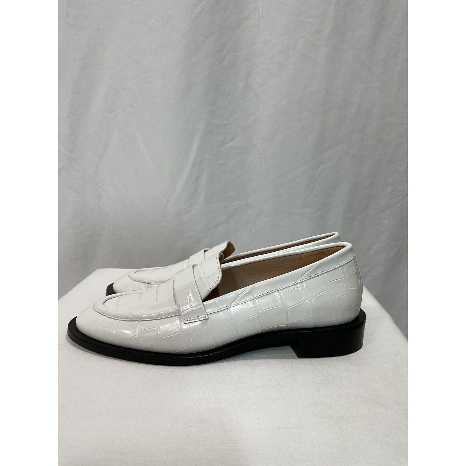 Stuart Weitzman 'Palmer' White Sleek Croc-Embossed Leather Shoe Size 7.5
