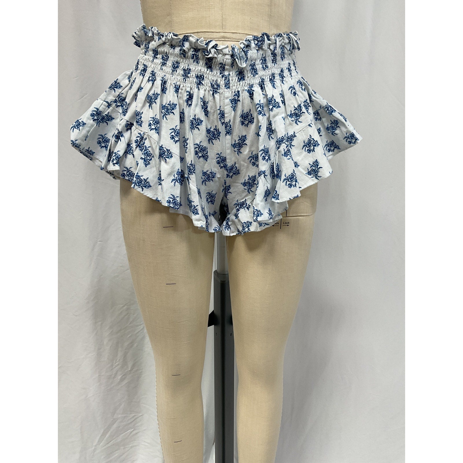 Caroline 'Constas' White Linen Ruffle Short Size XS