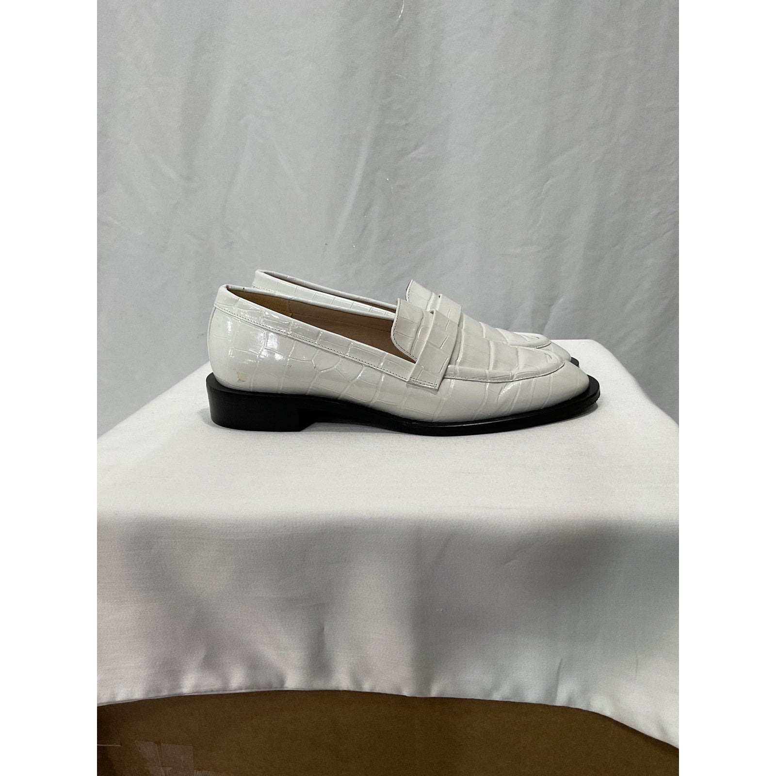 Stuart Weitzman 'Palmer' White Sleek Croc-Embossed Leather Shoe Size 7.5