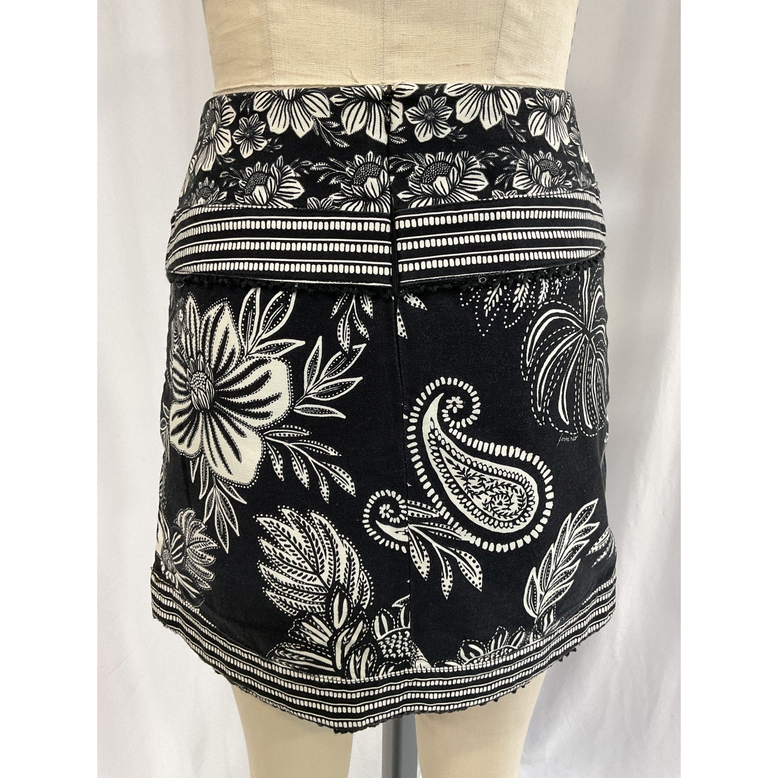 Farm Rio 'Paisley' Black Bloom Cotton Mini Skirt Size 25
