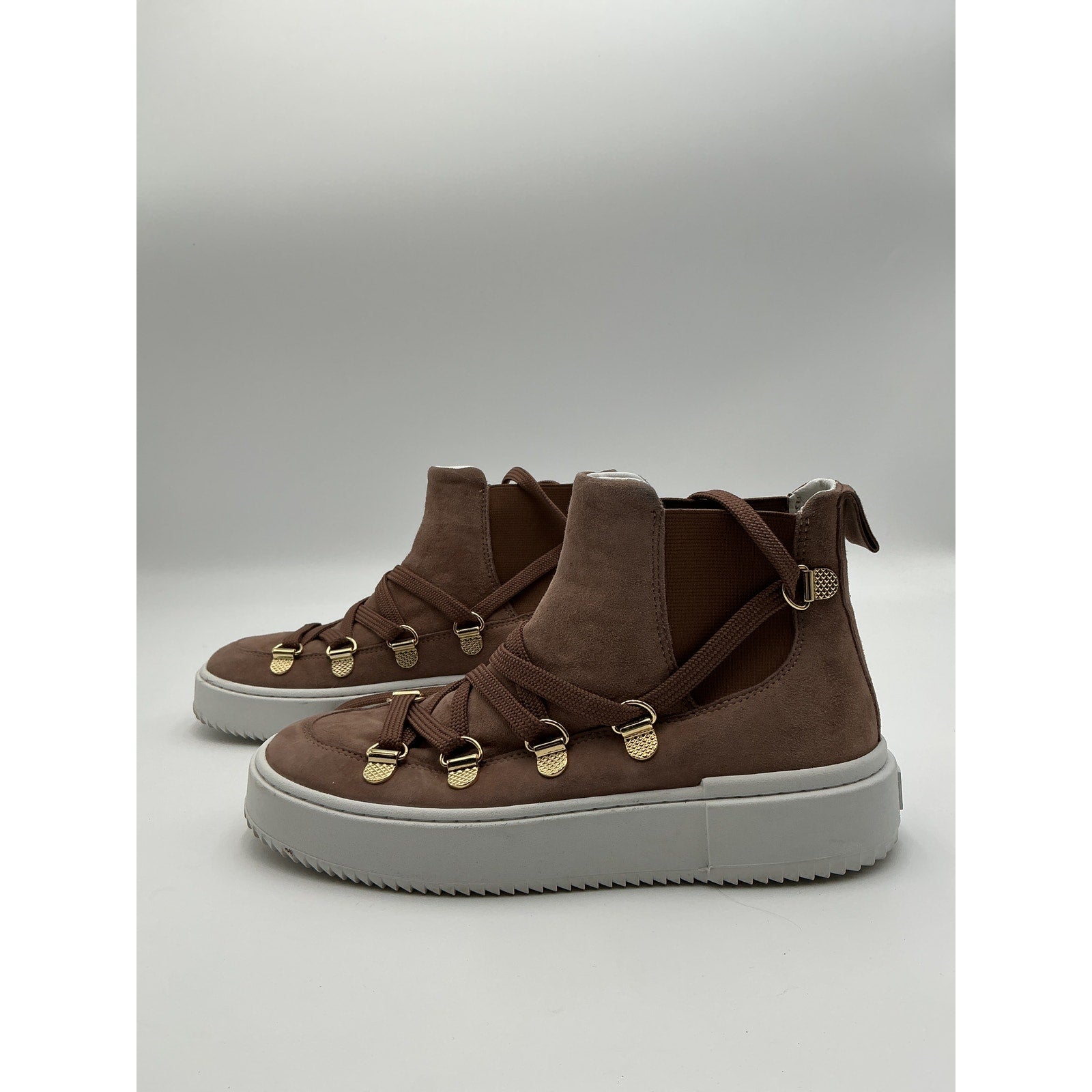 Stuart Weitzman 'Ziggy' Brown Sneaker Size 6