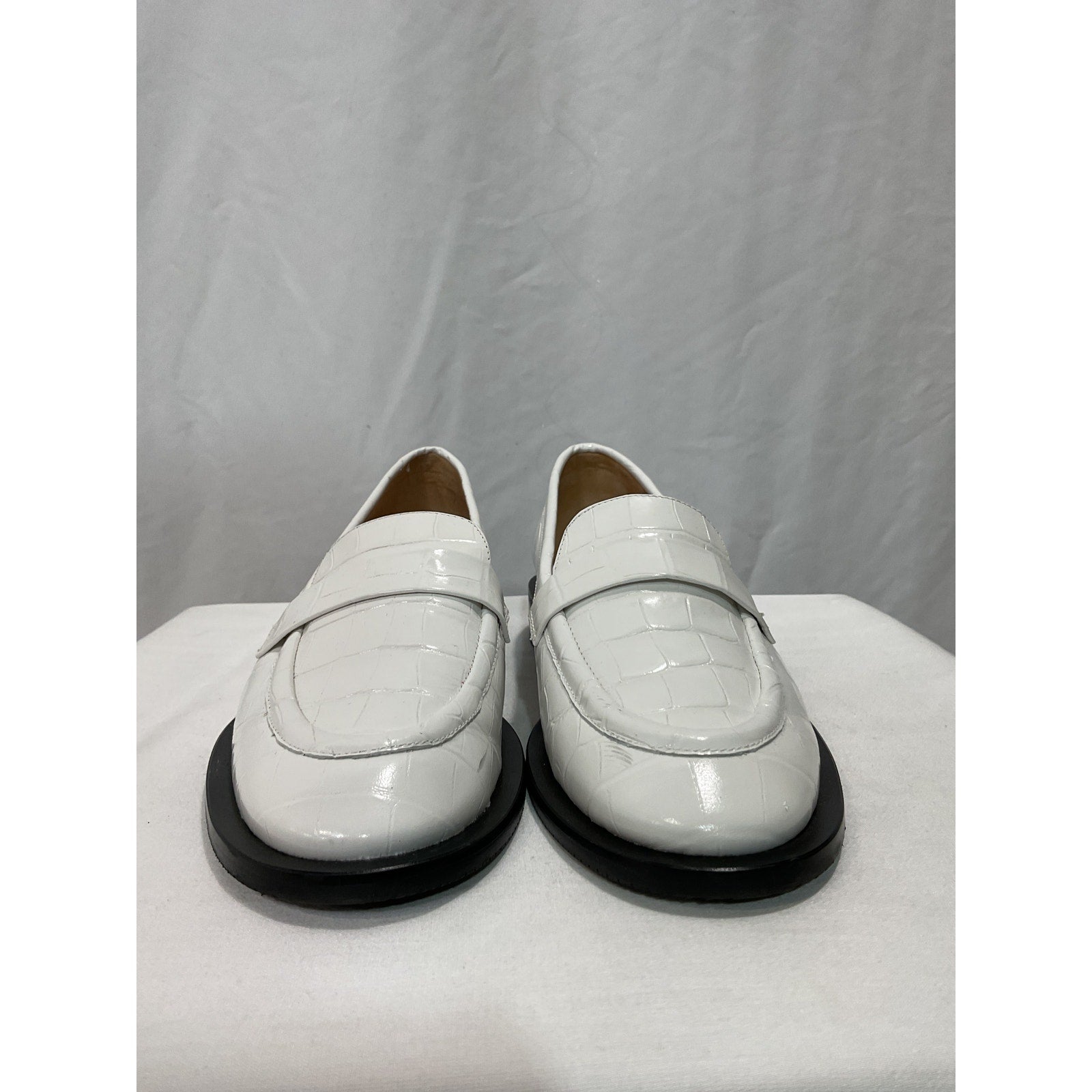 Stuart Weitzman 'Palmer' White Sleek Croc-Embossed Leather Shoe Size 7.5