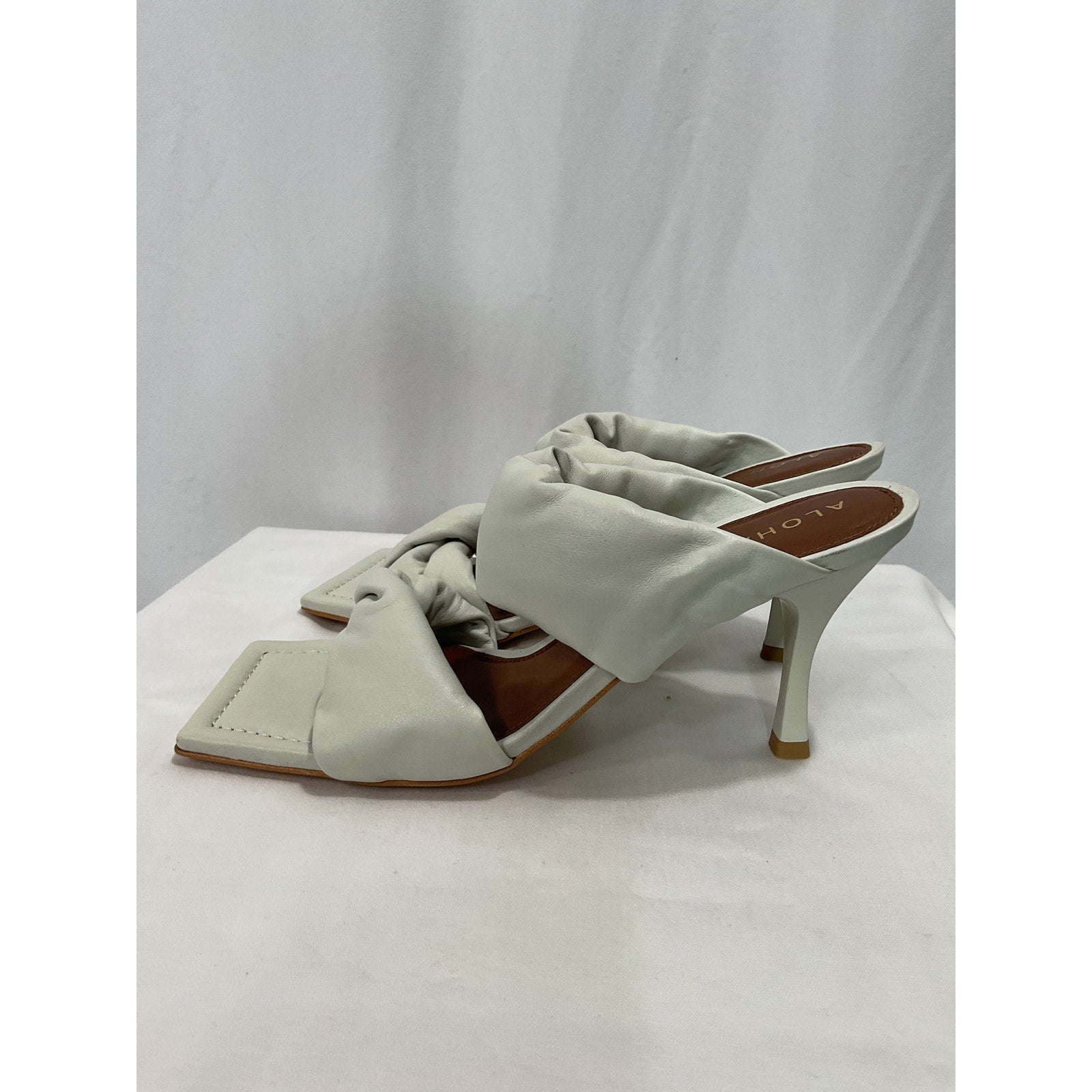 Alohas 'Twist' White Leather Strap Sandal Size 10