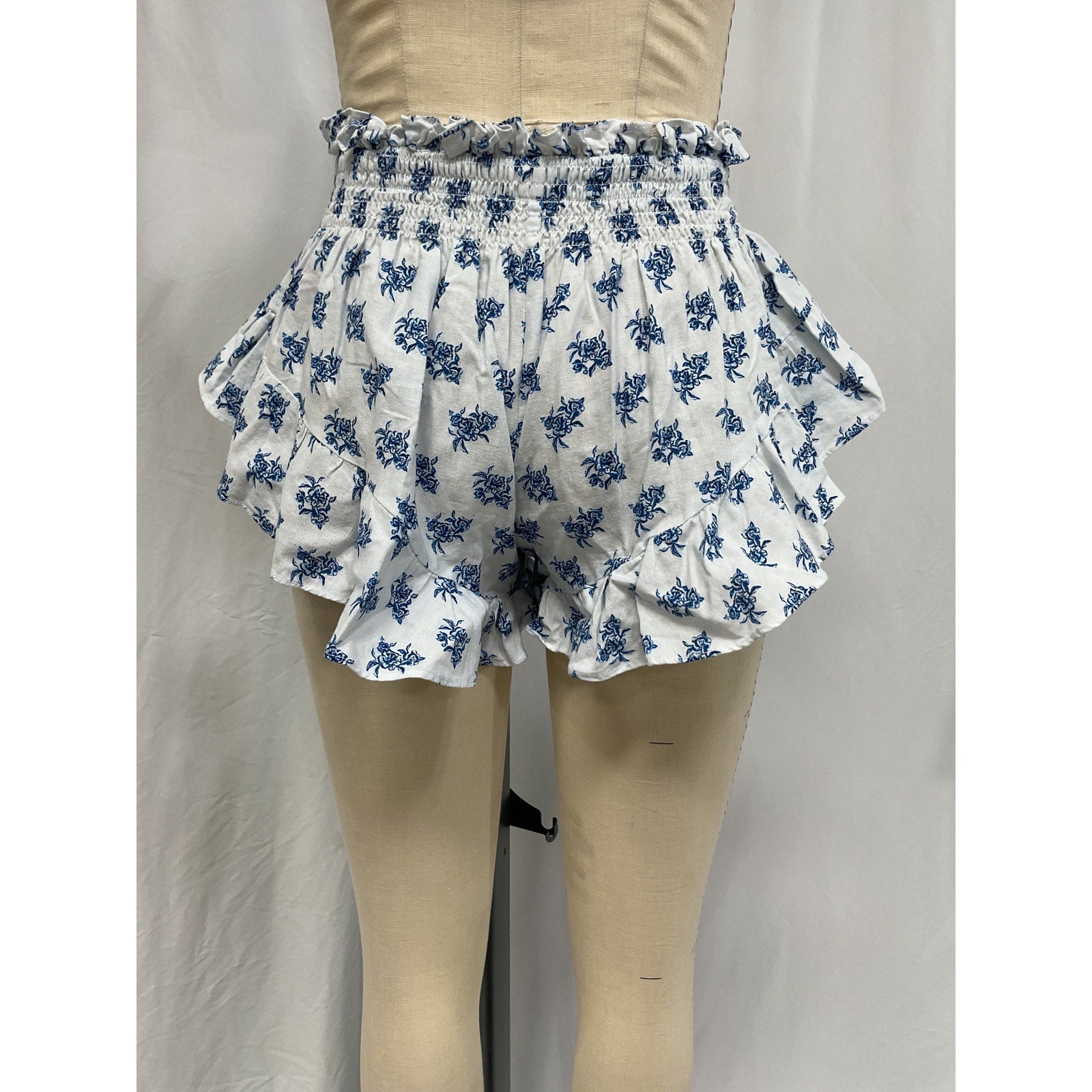 Caroline 'Constas' White Linen Ruffle Short Size XS