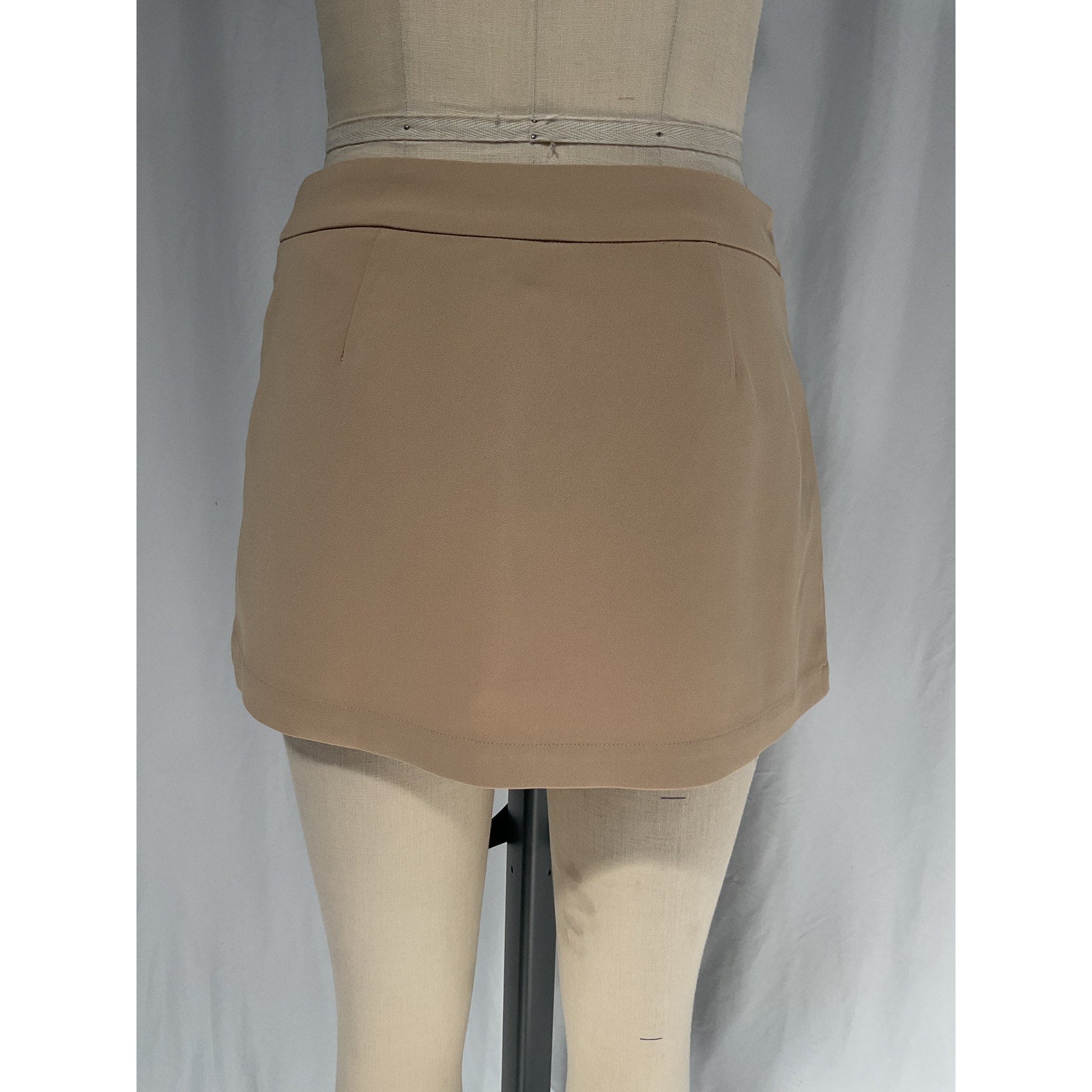 L'Academie 'Lais' Tan Crepe Skort Size S
