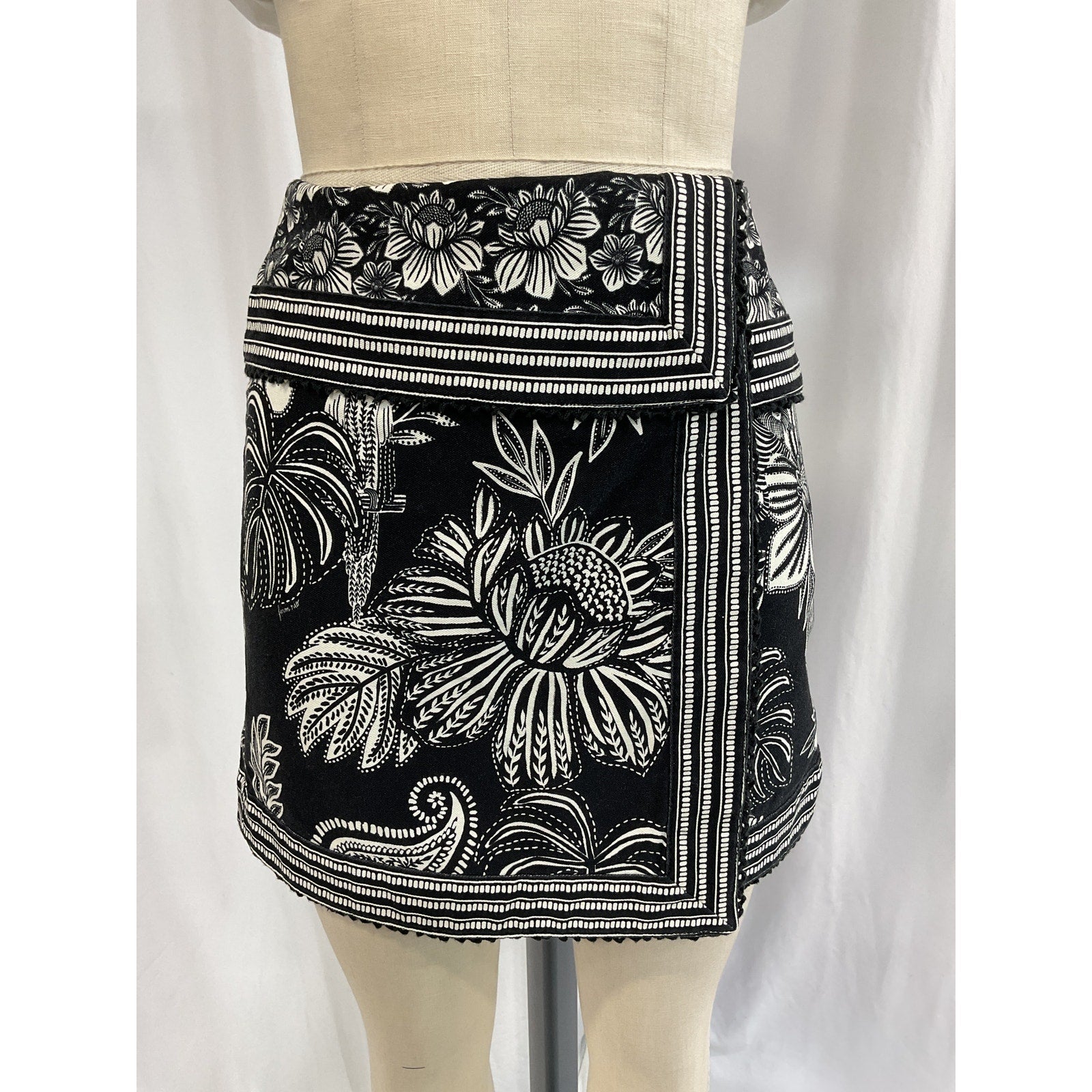 Farm Rio 'Paisley' Black Bloom Cotton Mini Skirt Size 25
