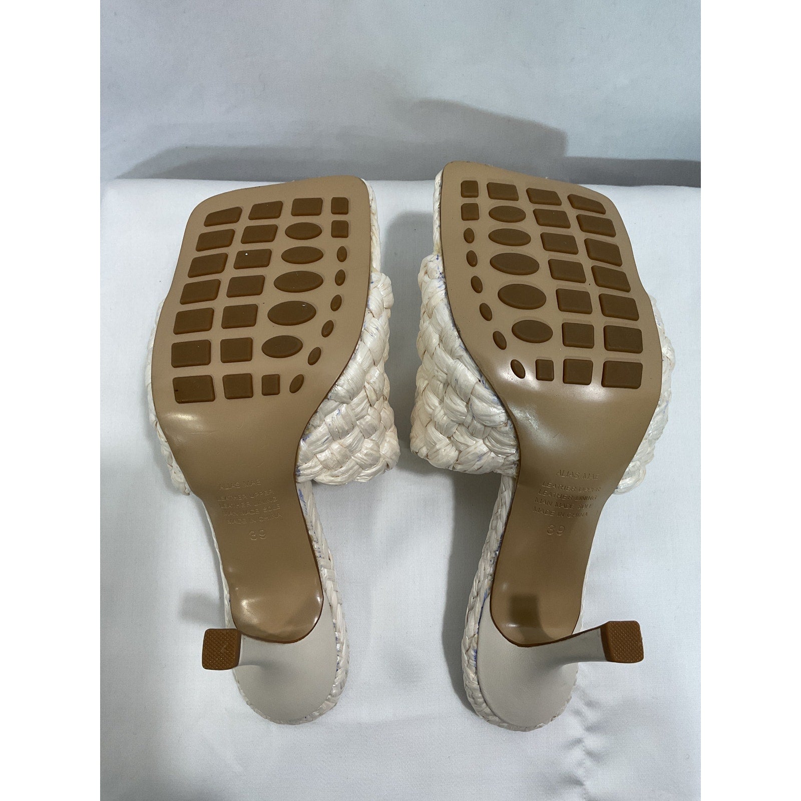 Alias Mae 'Lennon' White Mule Sandal Size 9