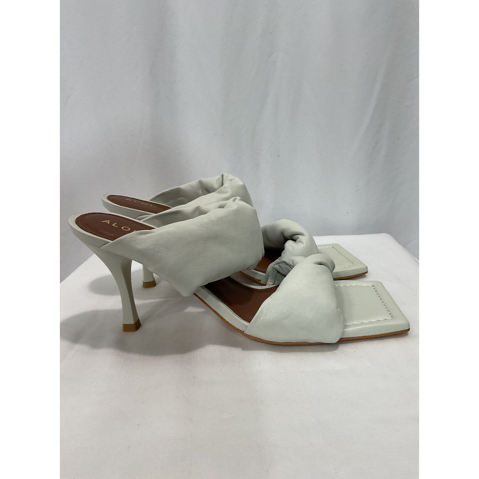 Alohas 'Twist' White Leather Strap Sandal Size 10